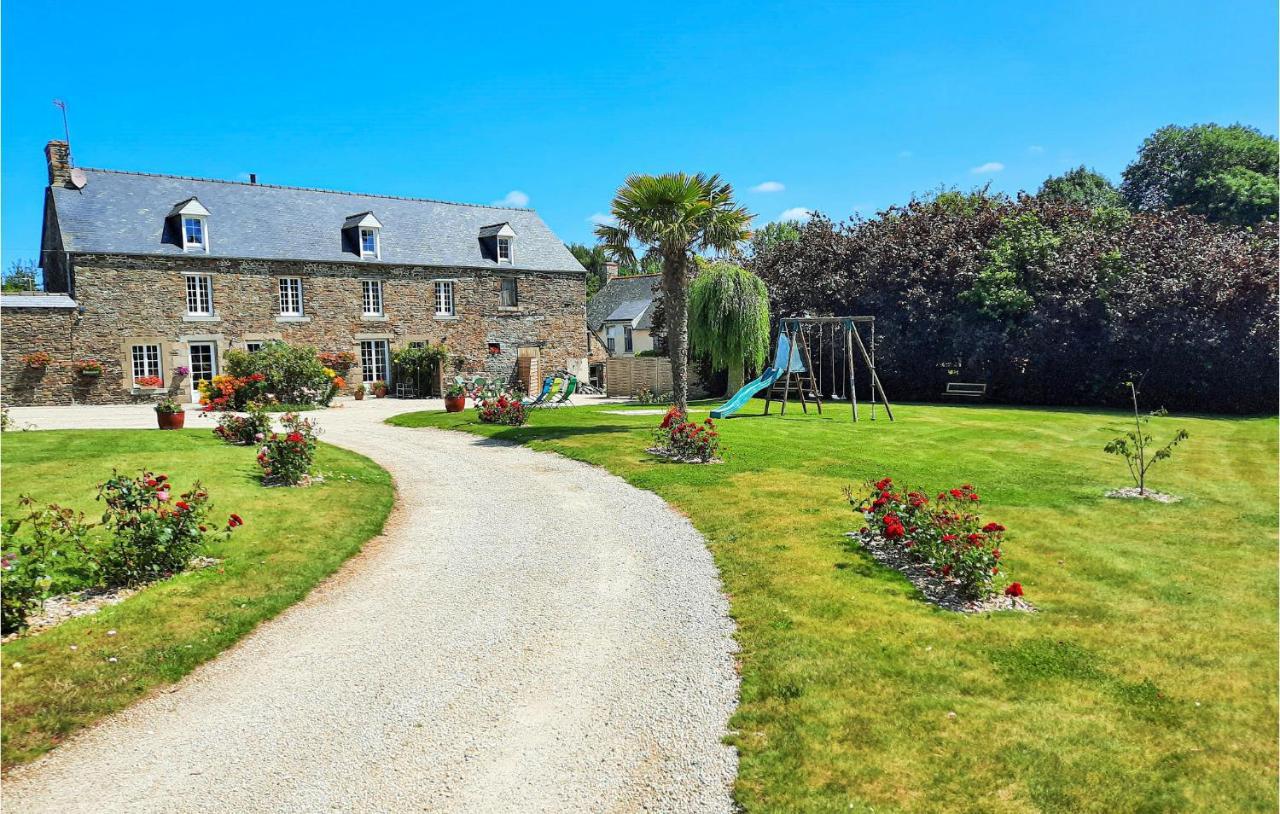 Awesome apartment in Roz-Landrieux with 2 Bedrooms&WiFi Buitenkant foto