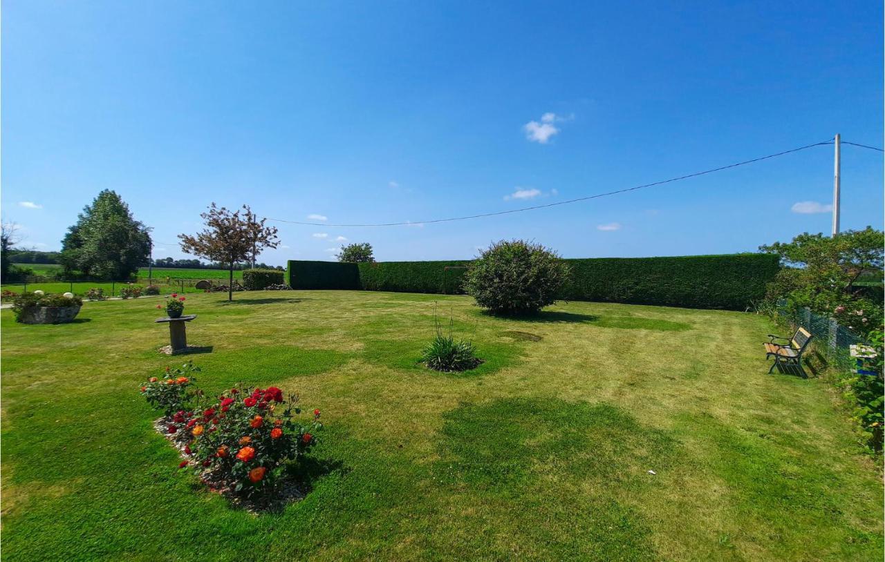 Awesome apartment in Roz-Landrieux with 2 Bedrooms&WiFi Buitenkant foto